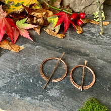 Load image into Gallery viewer, Copper and bronze penannular brooch