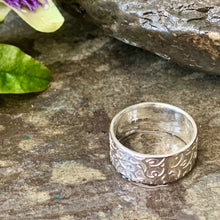 Load image into Gallery viewer, Organic vine textured, wide band ring