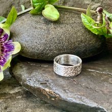 Load image into Gallery viewer, Organic vine textured, wide band ring