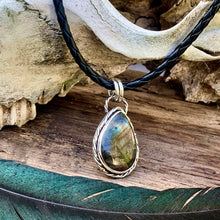 Load image into Gallery viewer, Sterling silver and Labradorite pendant necklace.