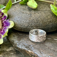Load image into Gallery viewer, Organic vine textured, wide band ring