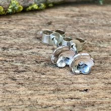 Load image into Gallery viewer, Silver dainty flower stud earrings