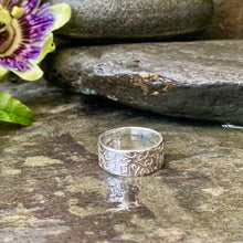 Load image into Gallery viewer, Organic vine textured, wide band ring