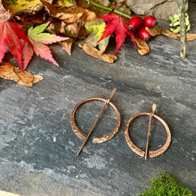 Load image into Gallery viewer, Copper and bronze penannular brooch