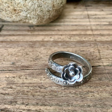 Load image into Gallery viewer, Adjustable sterling silver Daisy ring. Made to order