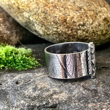 Load image into Gallery viewer, Sterling silver kisses ring. UK size Q.