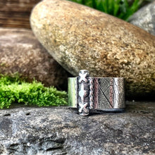 Load image into Gallery viewer, Sterling silver kisses ring. UK size Q.