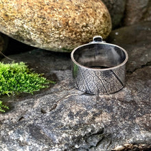 Load image into Gallery viewer, Sterling silver kisses ring. UK size Q.