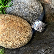 Load image into Gallery viewer, Sterling silver, textured, spinner ring. UK size S
