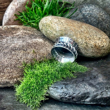 Load image into Gallery viewer, Sterling silver, spinner ring. UK size P
