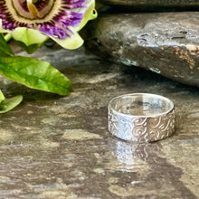 Load image into Gallery viewer, Organic vine textured, wide band ring
