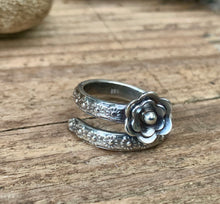 Load image into Gallery viewer, Adjustable sterling silver Daisy ring. Made to order
