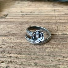 Load image into Gallery viewer, Adjustable sterling silver Daisy ring. Made to order
