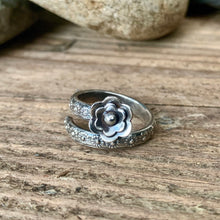 Load image into Gallery viewer, Adjustable sterling silver Daisy ring. Made to order
