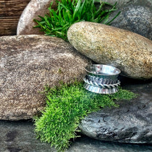 Load image into Gallery viewer, Sterling silver, spinner ring. UK size P
