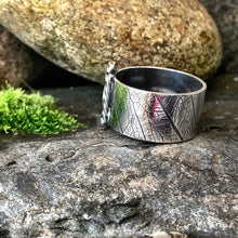 Load image into Gallery viewer, Sterling silver kisses ring. UK size Q.
