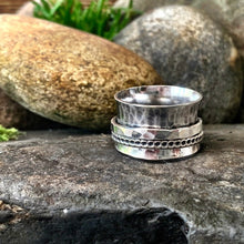 Load image into Gallery viewer, Sterling silver, textured, spinner ring. UK size S
