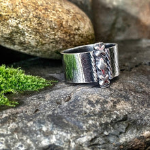 Load image into Gallery viewer, Sterling silver kisses ring. UK size Q.
